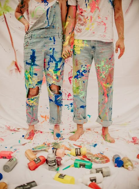 Painting Photoshoot Ideas Couple, Outdoor Paint Photoshoot, Messy Paint Photoshoot, Paint Session Photography, Paint Mini Session, Paint Couple Photoshoot, Painting Photoshoot Ideas For Kids, Couple Painting Photoshoot, Couples Paint Photoshoot