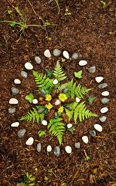 all children should grow up making danmalas.....Danmala by LukeDHarrison, via Flickr Diy Nature Decorations, Ochrana Prírody, Nature Mandala, Forest School Activities, Nature School, Ecole Art, Fall Art, Earth Art, Forest School