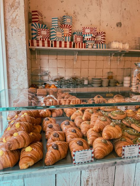 Croissants in Milan Italian Cafe Food, Bakery Italy, Italian Patisserie, Italian Croissant, Italian Cafe Interior, Italian Christmas Cake, Coffee And Pastries, Pasta Italy, Dinner Homemade