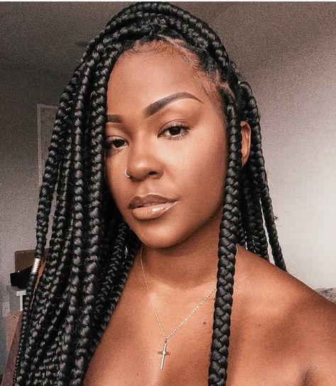 A maravilhosa da Irlaine Tavares sempre Inspirando 🖤 Fancy Braided Hairstyles, Box Dreads, Braided Hairstyles Box Braids, French Braids Tutorial, Black Box Braids, Triangle Braids, Triangle Box Braids, Loose French Braids, Hairstyles Box Braids