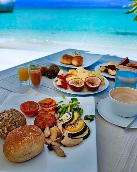 𝚂𝚞𝚣𝚊𝚗𝚗𝚎 | Voice Coach’s Instagram post: “🙏🏽Blessed beyond measures. #view #jamaican #islandlife #stvincent #trinidad #stlucia #belize #bahamas #barbados #Bermuda #grenada #Antigua…” European Picnic, Floating Breakfast, Breakfast On The Beach, Swimming With Dolphins, Pumpkin Spice Cupcakes, Deilig Mat, Morning Breakfast, Travel Food, Toffee