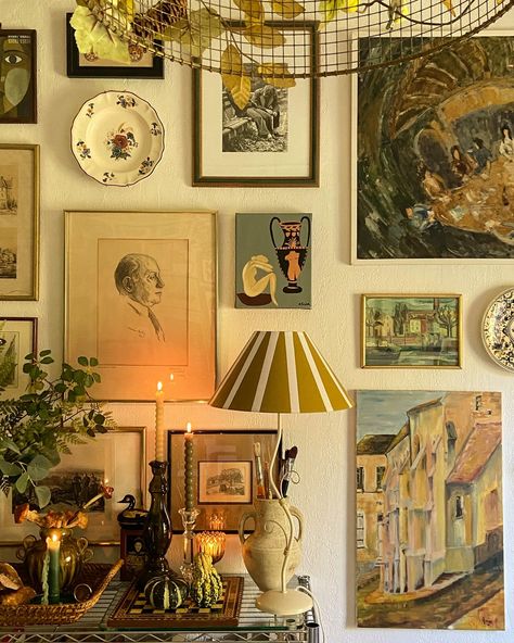 What I love about autumn is that candlelight becomes a true ally in creating a cozy atmosphere and highlighting the eclectic elements of our interiors. This soft light. This soothing glow. May these little vignettes bring you warmth on this Sunday🕯️✨ . . . Gallery Wall | Art gallery wall | Thrifted home | Vintage home style | Modern vintage | Eclectic decor | Maximalist interior | Maximalist style | Eclectic style | Modern Cottage | Cottage style | Cozy home | Cozy interior | Colorful home... Cottage Pop Aesthetic, Warm Maximalist Decor, Cozy Gallery Wall, Yuppie Aesthetic, Museum Home Decor, Cozy Eclectic Home, Eclectic Grandma, Traditional Eclectic Decor, Maximalist Decor Eclectic