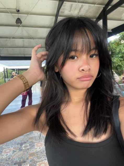 Black Hair Wispy Fringe, Black Hair With Short Curtain Bangs, Hot Wispy Bangs, Black Hair With Wispy Bangs And Layers, Hairstyles For Tan Skin, Layers With Bangs Asian, Whispy Front Bangs Wolfcut, Dark Wispy Bangs, Asian Haircuts With Bangs