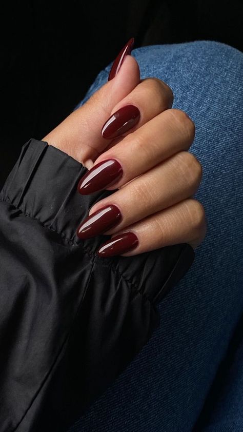 15 Short Fall Nail Ideas for Black Women in 2023 Deep Red Nails, Dark Red Nails, Wine Nails, Kutek Disney, Maroon Nails, Cherry Wine, Red Acrylic Nails, Cherry Nails, Nagel Tips