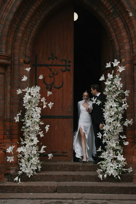 Wedding Ideas 2024, Church Door, Wedding Ceremony Ideas, Lily Wedding, Arch Flowers, Flower Installation, Creative Wedding Ideas, White Wedding Flowers, Ceremony Flowers