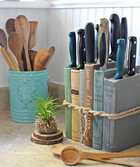 Old books serving as a knife holder block - Very stylish! Diy Knife Holder, Kitchen Organisers, Cocina Diy, House Uk, Desain Pantry, Diy Knife, Hemma Diy, Vintage Ideas, Diy Casa