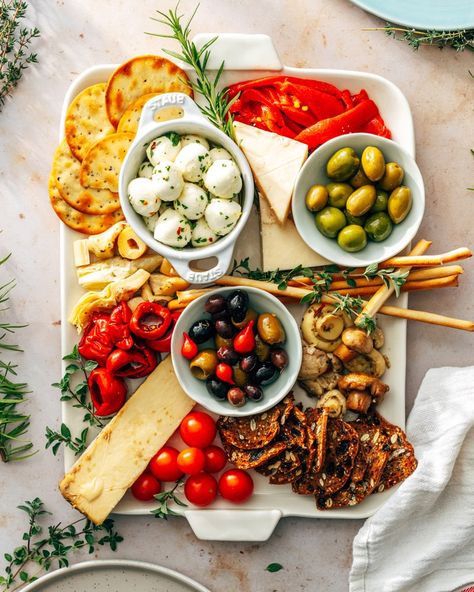 Ultimate Antipasto Platter – A Couple Cooks Antipasto Plate, Summer Side Dishes Recipes, Ant Drawing, Vegan Brunch Recipes, Winter Salad Recipes, A Couple Cooks, Salad Dressing Recipes Healthy, Marinated Vegetables, Antipasto Platter