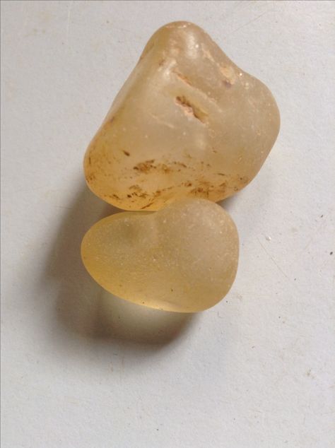 Natural tumbled yellow topaz Raw Gemstones Rocks, Novelty Teapots, Rocks And Fossils, Yellow Agate, Rough Gems, Geology Rocks, Pretty Rocks, Cool Rocks, New Rock