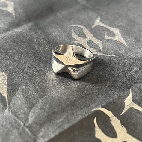 Look what I just found on Depop 🙌 https://depop.app.link/vuD5cYCT9xb Hard Jewelry Brand, Hard Jewelry, Cosas Aesthetic, Fandom Drawing, English Memes, Funky Jewelry, Jewelry Brand, New Star, Star Ring