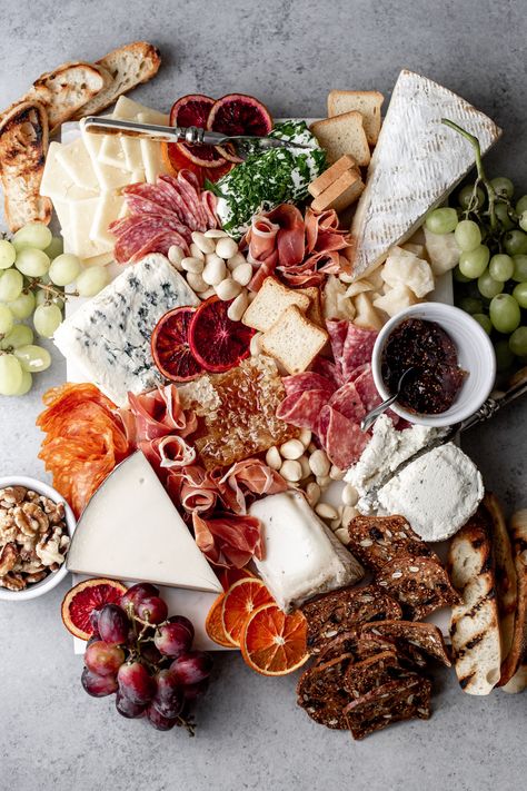 Cheese Charcuterie Board, Charcuterie Spread, Charcuterie Plate, Decorações Com Comidas, Charcuterie Inspiration, Charcuterie Cheese, Charcuterie Platter, Apples And Cheese, Party Food Platters