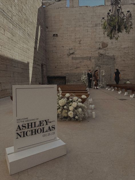 Wedding signage, welcome sign idea, wedding welcome sign, white wedding, modern wedding, minimalist wedding, simple wedding, white roses, all white wedding, wedding ceremony Wedding Welcome Sign White, Wedding White Roses, Wedding Minimalist, Wedding Mirror, Arizona Wedding Venues, Idea Wedding, Wedding Simple, Modern Cakes, All White Wedding