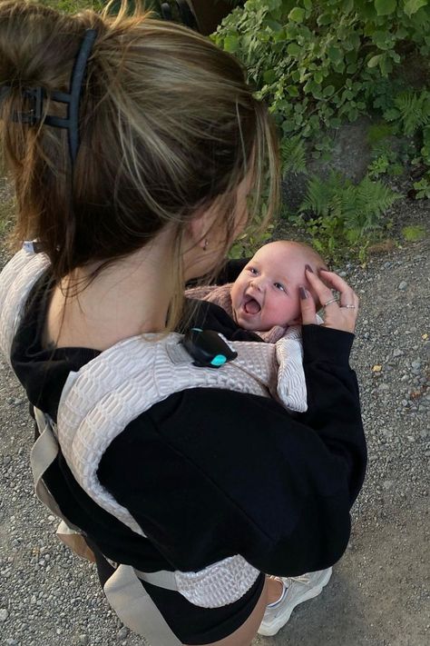 Cute baby looking at her mum in a Najell Rise baby carrier Carrying Positions, College Student Hacks, I Want A Baby, Drømme Liv, Wanting A Baby, Future Mommy, Moms Goals, Student Hacks, Dream Family