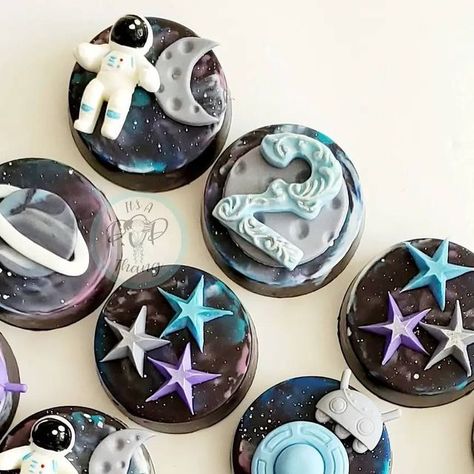 It's not a cakepop, It's a POP Thang ! on Instagram: "Space is an inspirational concept that allows you to dream big. • • • #oreos #space #astronauttreats #spacetreats #nasa #cookies #igcookies #bakinglove #fondant #yum #desserts #birthdaytreats  #treatmaker #partyplanner #eventdesign #luxurytreats #confections #lvfoodie #lvtreats #lasvegas #decoratedcookies #chocolatedipped #cookiesofinstagram #bdayfavors #elegantsweets #eventdecor #customoreos #popthang" Space Themed Oreos, Outer Space Baby Shower, Astronaut Birthday, Baby Shower Cake Pops, Fondant Cookies, Space Baby, Space Party, Birthday Treats, Space Theme