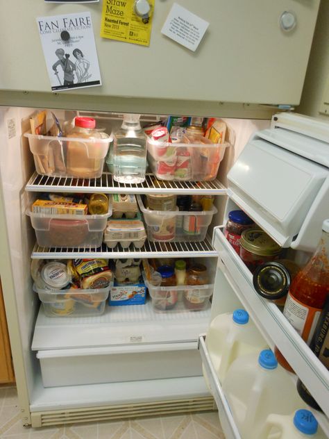 organizing the fridge in college! Fridge Organization Ideas Roomates, Shared Fridge Organization, Fridge Organization For Roommates, Sharing Fridge With Roommates, Kitchen Organization Roommates, Fridge Organization With Roommates, Roommate Fridge Organization, Shared Fridge With Roommates, Apartment Fridge Organization