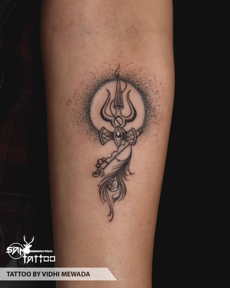 #trishul #trishultattoo #flute #peacockfeather #customizedtattoo #shiva #shivatattoo #flutetattoo #customized #tattoo #tattooideas #tattooart #tattoodesign #explore #explorepage #tattoosofinstagram #everysinglestrokematters #samtattooindia Trishul With Peacock Feather Tattoo, Krishna And Shiva Together Tattoo, Shri Krishna Tattoo Design, Shiva And Krishna Tattoo, Shiva Art Tattoo, Krishna Tattoo Design For Men, Flute Tattoo, Sam Tattoo, Wrist Band Tattoo