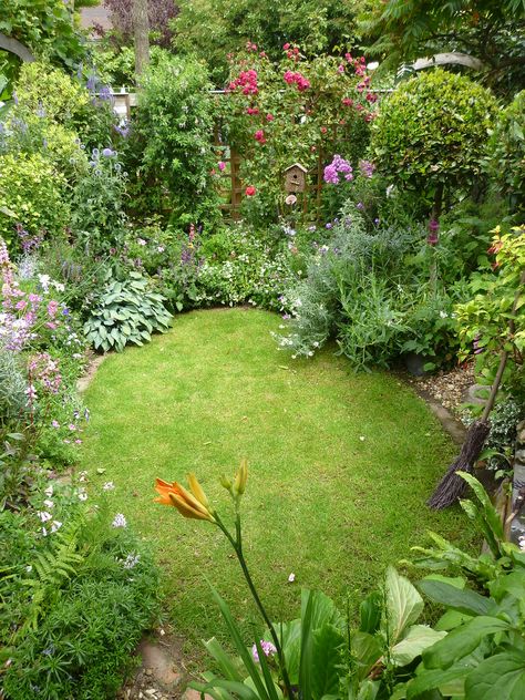 sunken garden | nice and colourful for open day | trudi harrison | Flickr Small Cottage Garden Ideas, Jardim Diy, Sunken Garden, Cottage Garden Design, Backyard Inspiration, The Secret Garden, Small Garden Design, Garden Layout, Green Garden