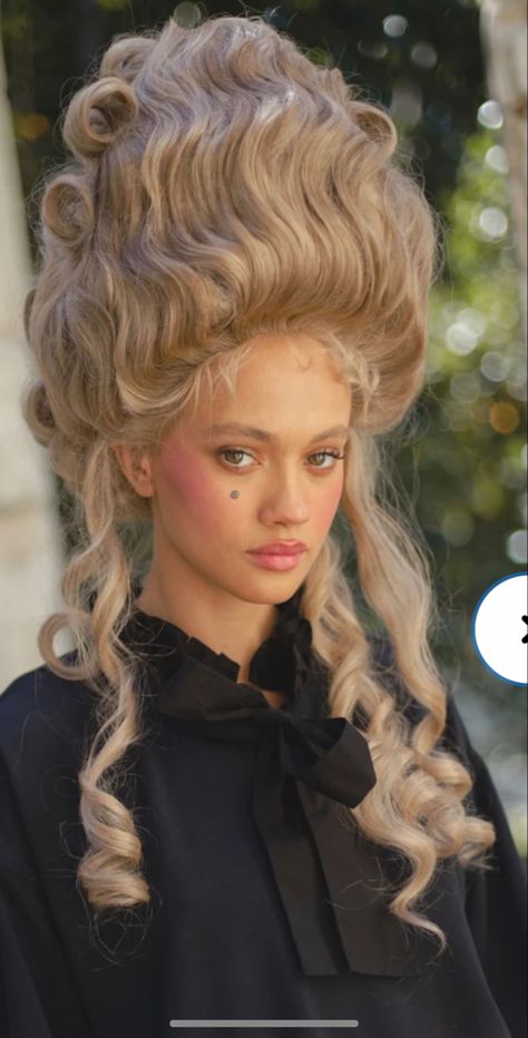 Marie Antoinette Makeup, Rococo Hairstyles, Marie Antoinette Hair, Pelo Editorial, Marie Antoinette Costume, Curly Shag Haircut, Cinderella Hair, Hallowen Ideas, Rococo Fashion