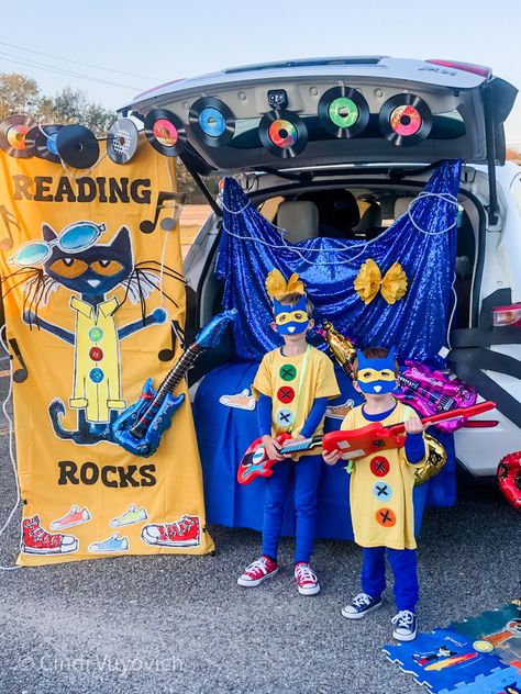 Kindergarten Trunk Or Treat, Trunk Or Treat Ideas For Cars Teacher, Vw Beetle Trunk Or Treat, Trunk Or Treat Teacher Ideas, Trunk Or Treat Pete The Cat, Trunk Or Treat School Ideas, Trunk Or Treat Elementary School, Trunk Or Treat Storybook Theme, Pete The Cat Trunk Or Treat