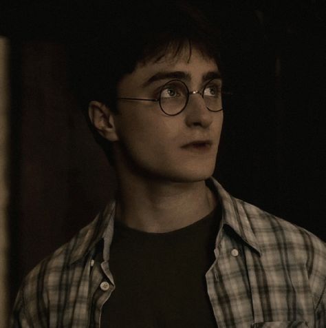 Harry Potter Fifth Year, Harry James Potter 6th Year, Harry Potter 6th Year, Hp Widget, Dan Radcliffe, Harry Potter Wallpaper Backgrounds, Daniel Radcliffe Harry Potter, Harry Potter Icons, Harry Potter Gif