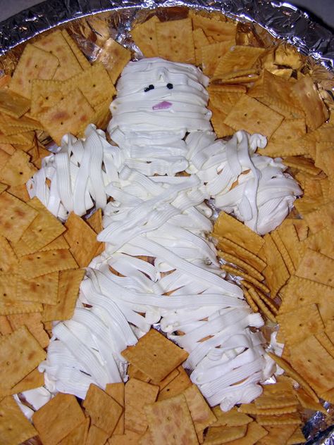 Cream cheese spread mummy - so cute! Mummy Cheese Ball, Halloween Entrees, Cibo Halloween, Halloween Crafts Snacks, Mummy Cupcakes, Halloween Eats, Halloween Food Crafts, Hungry Ghost, Cream Cheese Spread