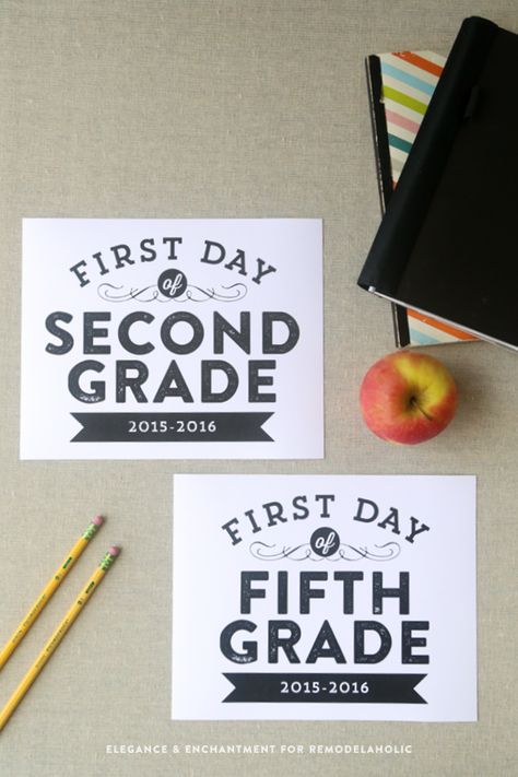 Free printable signs, sized 8 x 10 for the first day of school— from pre-school to 12th grade. Design by Elegance and Enchantment for Remodelaholic. First Day School Sign, First Day School, School Printables, Beginning Of The School Year, 1st Day Of School, School Signs, Beginning Of School, School Pictures, School Time