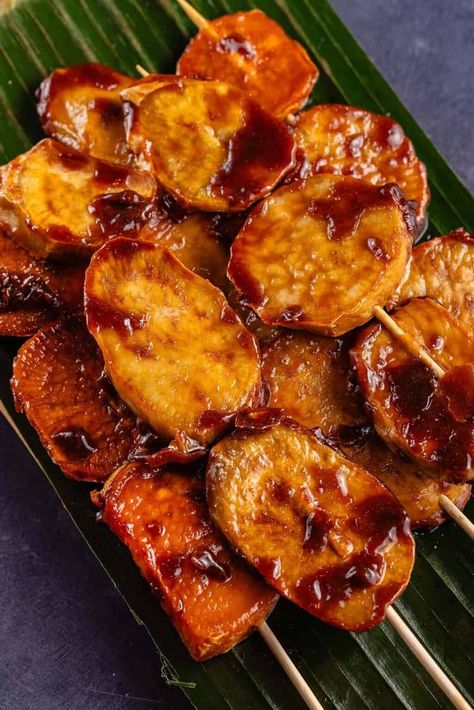 This Kamote Cue is a popular Filipino street food that is made from sweet potato pieces deep-fried with a coating of caramelized brown sugar. It's the perfect hot and crispy afternoon snack or sweet dessert! #kamote #sweetpotato #streetfood #snack #dessert #vegan #filipino Kamote Cue Filipino Food, Cooking Filipino Food, Shiloh Aesthetic, Kakanin Filipino Desserts, Filipino Food Party, Filipino Kakanin, Vegan Filipino, Filipino Sweets, Food Filipino