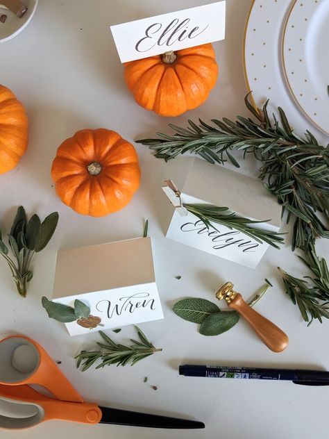 Thanksgiving Place Cards Diy, Thanksgiving Name Cards, Simple Thanksgiving Table, Diy Place Cards, Place Settings Thanksgiving, Free Thanksgiving Printables, Thanksgiving Friendsgiving, Thanksgiving Place Cards, Thanksgiving Banner