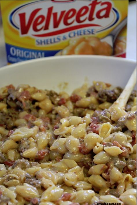 Tex Mex Velveeta Shells and Cheese. Sooo easy and cheap and looks bomb (and full of sodium)! Velveeta Shells And Cheese Recipes, Velveeta Shells And Cheese, Shells And Cheese, Cheese Stuffed Shells, Fettuccine Alfredo, Cheap Dinners, Easy Family Dinners, Cheap Meals, Tex Mex