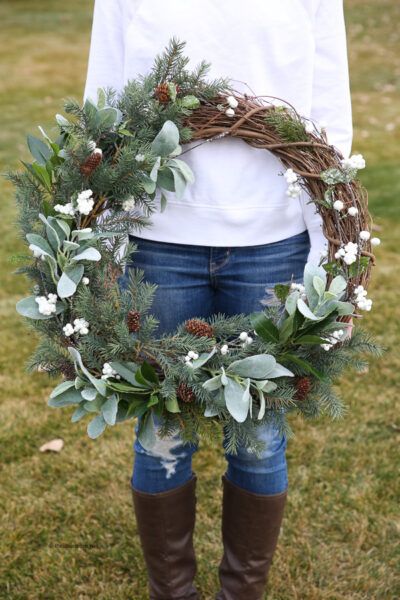 Dekoratívne Vence, Christmas Decorations Diy Crafts, Kerajinan Diy, Wreath Home Decor, Learn Crafts, Winter Home Decor, Winter Diy, After Christmas, Farmhouse Wreath