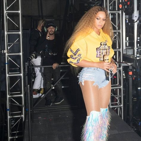 🐝 backstage at Coachella!👑 #queenbey #beyonce  #beyhive #mrscarter  #beyoncestan #beyoncefanpage #blueivycarter #beyonceisqueen #knowles… Beyonce Beyhive, Beyonce Coachella, Beyonce Fans, Blue Ivy Carter, Mrs Carter, Queen Bey, Destiny's Child, Queen B, Beyonce