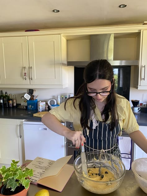 Women Eating, Women Cooking Aesthetic, Cooking Aesthetic Girl, Baking Photos, Aesthetic Baking Background, Woman Cooking, Art Teacher Aesthetic, Baking Wallpaper, Baking School