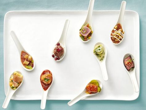 Whether you're getting married or throwing a fancy dinner party, one-bite appetizers served on a spoon are the way to go! From spicy hot chicken to elegant proscuitto and melon, here are nine ways to take the popular internet trend and make it your very own! Appetizers In Spoons, Appetizers On Spoons, Appetizers Served On Spoons, Appetizer Spoons Ideas, Soup Spoon Appetizers, Tasting Spoon Appetizers, Spoon Appetizers Ideas, Canape Spoons, Spoon Appetizers