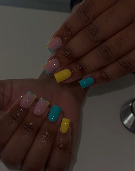 There's a new beauty trend taking over Instagram and it's absolutely stunning. Say hello to "quartz nails". Short Nail Designs Girly, Simple Art Nails, Short Vacation Nails Black Women, Short Nail Simple Designs, Shorties Nails Summer Colors, Basic Nail Sets, Short Real Nails Ideas, Real Nails Manicure Ideas, Short Baddie Nail Ideas