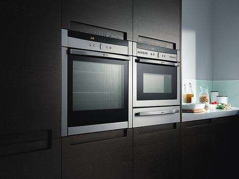 Neff ovens & warming drawer , I would have them side by side like this on back wall Victorian House Kitchen, Wall Oven Kitchen, German Kitchens, Oven Cabinet, Galley Kitchen Design, Wall Ovens, Barn Kitchen, German Kitchen, Kitchen Showroom