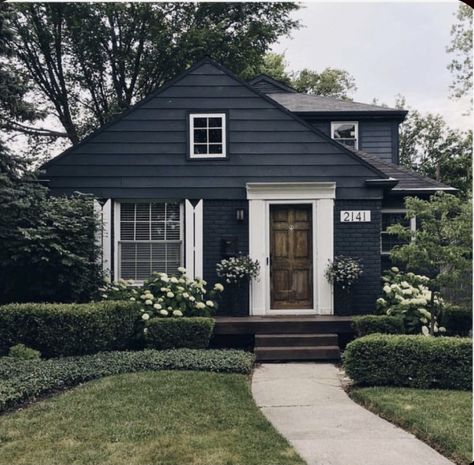 Mountain House Exterior, Best Exterior House Paint, Navy Houses, House Paint Color Combination, Exterior House Paint Color Combinations, Cottage Exterior, Exterior Paint Colors For House, Casa Exterior, Black House Exterior