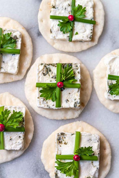 Goat Cheese Christmas Present Appetizers – She Keeps a Lovely Home Christmas Wedding Appetizers, Christmas Theme Appetizers, Christmas Open House Ideas, Holiday Appetizers Christmas Parties, Christmas Sandwiches, Cheese Christmas, Christmas Canapes, Christmas Potluck, Kreative Snacks