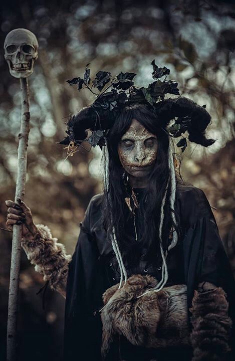 Ok, the makeup might be a bit too much for everyday wear... Macabre Photography, Baba Jaga, Scary Halloween Costume, Scary Halloween Costumes, 다크 판타지, Arte Fantasy, A Stick, Dark Forest, Scary Halloween