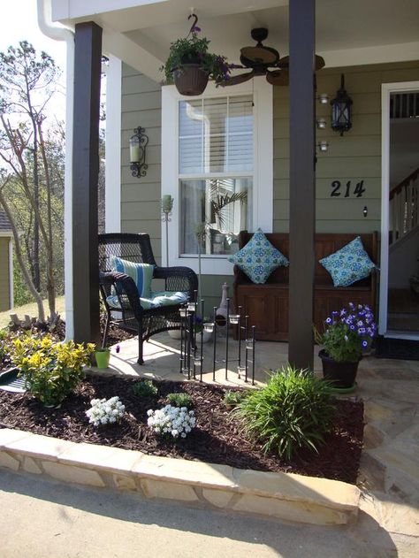 Eye-Catching Entryways for Summer : Outdoors : Home & Garden Television Small Front Porch Decor, Front Porch Design Ideas, Veranda Design, Front Porch Furniture, Porch Design Ideas, Building A Porch, Summer Front Porches, Front Porch Design, Farmhouse Front Porches