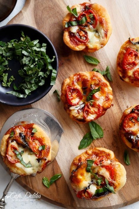 29. Mini Caprese Pizza Muffins Caprese Pizza, Deep Dish Pizza Recipe, New Year's Eve Appetizers, Cafe Delites, Mini Pizzas, Deep Dish Pizza, Portable Food, Eat Pizza, Idee Pasto Sano