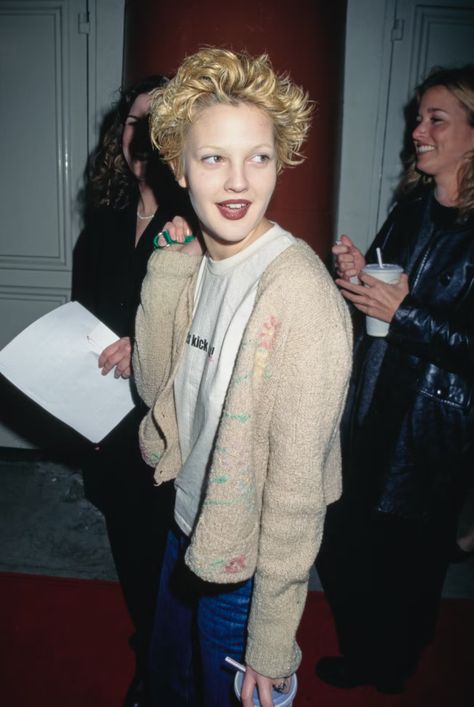 '90s Grunge Is One Of Fall 2022's Biggest Fashion Trends 00s Fashion Grunge, 90s Grunge Fashion, 00s Fashion, 90s Fashion Grunge, Outfit 90s, Alice In Chains, Drew Barrymore, 90s Grunge, Big Fashion