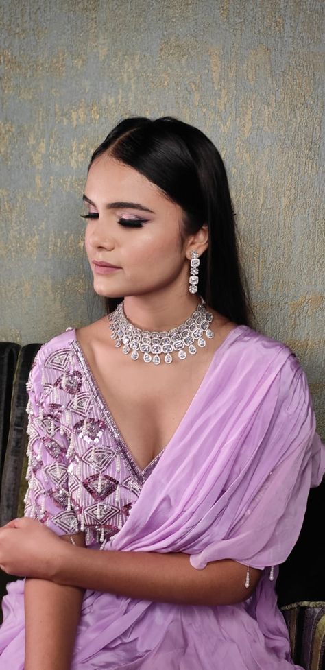 Lilac Designer Saree, Makeup With Lavender Outfit Indian, Lavender Lehenga Makeup, Makeup Lavender Dress, Lavender Saree Makeup Look, Makeup On Lavender Dress, Lavender Outfit Makeup, Lavender Lehenga Makeup Look, Purple Gown Makeup Look