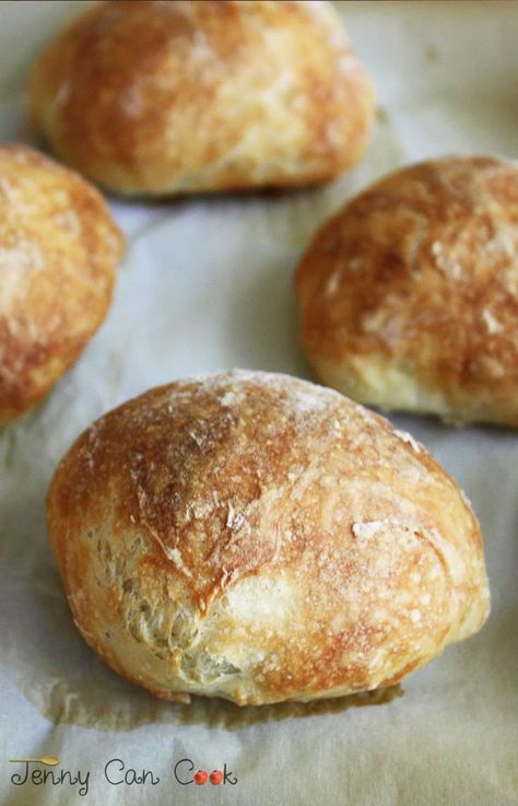 No Knead Crusty Rolls recipe from Jenny Jones (Jenny Can Cook) - Easy, super crusty rolls. This recipe is foolproof. Jenny Can Cook, Artisan Rolls, Crusty Rolls, Corner Bakery, Jenny Jones, Bread Rolls Recipe, Artisan Bread Recipes, Dinner Rolls Recipe, Bread Bun