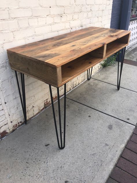 Wood Desk With Metal Legs Diy, Tv Stand Hairpin Legs Diy, Hairpin Leg Desk Home Office, Desk With Hairpin Legs Diy, Reclaimed Wood Bedroom Furniture, Rustic Wood Desk, Diy Wooden Desk, Reclaimed Wood Bedroom, Wooden Desk Top