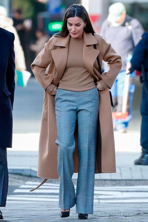 Queen Outfits, Estilo Real, Fitted Coat, Royal Outfits, Power Dressing, Professional Attire, Queen Letizia, Mom Outfits, Inspiration Mode