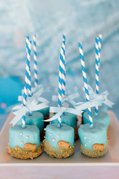 Adorable fish marshmallow pops at a Bubble Guppies Under The Sea Party...let everyone have a candle on these ;) Sea Party Ideas, Bubble Guppies Party, Bubble Guppies Birthday, Sea Baby Shower, Ocean Party, Sea Birthday Party, Mermaid Baby Showers, Beach Themed Party, Mermaid Parties