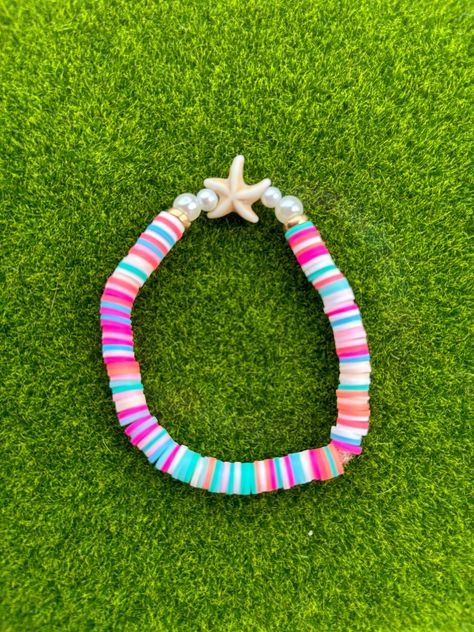 Preppy starfish Clay bead bracelet! Handmade. Bead Friendship Bracelet Ideas, Beach Clay Bead Bracelet Idea, Preppy Clay Bead Bracelets, Clay Bead Jewelry, Pulseras Aesthetic, Bracelet Board, Make Clay Beads, Clay Bead Bracelets, Bracelet Business