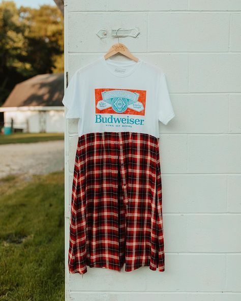 Budweiser Tee Dress 🍻 M Tee 100% Cotton SIZING M LENGTH: 38 IN WAIST 18 IN has stretch STARTING BID $60 Minimum $1.00 increments for bidding. Bidding ends @7PM EST Upcycle Tshirt Dress Diy, T Shirt Dress Diy, Tshirt Dress Diy, Shirt Dress Diy, Dress Upcycle, Sewing Projects Clothes, Upcycle Tshirt, Flower Embroidery Designs, Refashion Clothes