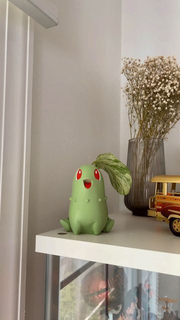 HANG 🌙 on Instagram: "Mr plant dad bought it 🌱 #chikorita #plantpropagation #homedecor #pokemon" Bulbasaur Plant Pot, Pokemon Plant Pot, Pokemon Home Decor, Pokemon Ceramics, Boho Restaurant, Plant Pokemon, Pokemon Clay, Pokemon Planter, Mr Plant