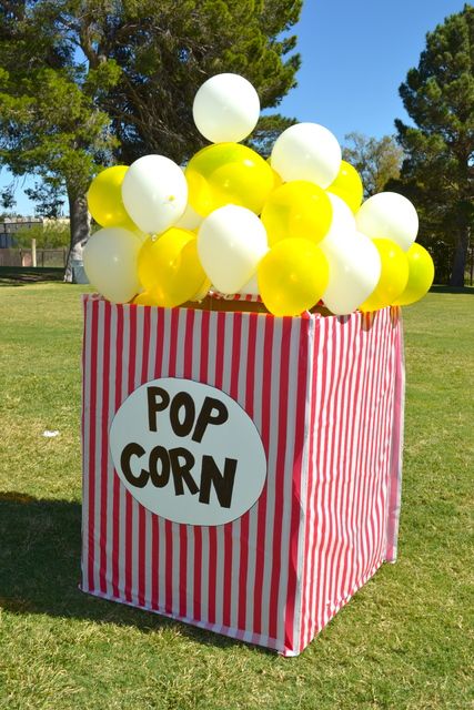 Giant popcorn box with balloons for a Movie Night or a Carnival themed fair Lila Party, Fall Carnival, Circus Carnival Party, Ballon Party, Circus Theme Party, School Carnival, Carnival Themed Party, Popcorn Party, Circus Birthday Party