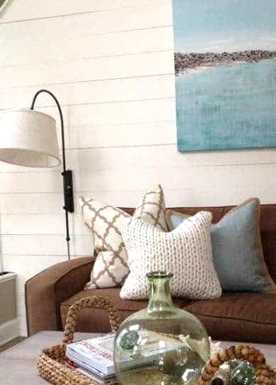 20 Stylish Throw Pillow Ideas for Brown Couches Cozy Coastal Living Room, Table Vignettes, Office Goals, Living Room Decor Brown Couch, Teal Throw Pillows, Brown Couch, Coastal Living Rooms, Coastal Living Room, Beach Cottage Style